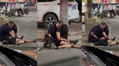 河北酒吧门口捡尸猥亵实录！醉酒小妹瘫坐街头 被猥琐老头当众指奸 掀衣揉奶插裆抠穴！